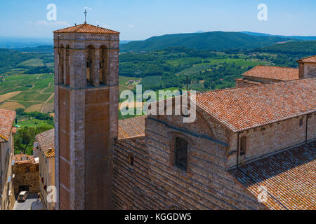Die Kathedrale und der Glockenturm von Montepulciano, Italien in der Toskana Stockfoto