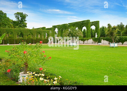 Schöne Lichtung im Stadtpark von Schwetzingen, Deutschland. Stockfoto