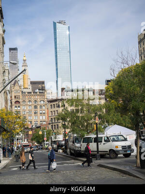 Madison Square Park Tower, Mitte, erhebt sich über andere Gebäude im Flatiron und der Union Square in New York am Samstag, 4. November 2017. Die 83 Gebäude ist 65 Stockwerke hoch und ist das höchste Gebäude in der Flatiron Viertel. (© Richard b. Levine) Stockfoto