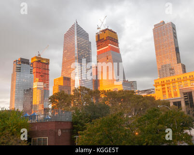 10 Hudson Yards, Mitte links, und andere Hudson yards Entwicklung in New York am Freitag, 3. November 2017. (© Richard b. Levine  Stockfoto