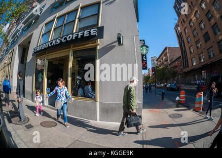 Ein Starbucks Kaffee in Chelsea in New York am Donnerstag, 2. November 2017. Starbucks ist geplant im Geschäftsjahr im vierten Quartal das Ergebnis nach dem Ende des Marktes Donnerstag, Bericht zu erstatten. (© Richard b. Levine) Stockfoto