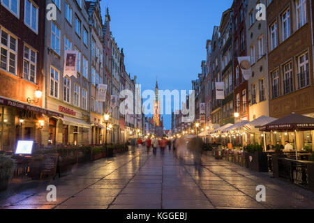 Blick auf das Rathaus und die Touristen und Einheimischen auf dem langen Weg an die Stadt (Altstadt) in Danzig, Polen, am Abend. Stockfoto