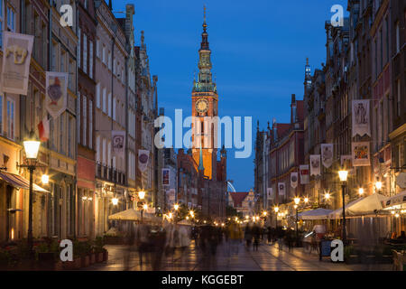 Blick auf das Rathaus und die Touristen und Einheimischen auf dem langen Weg an die Stadt (Altstadt) in Danzig, Polen, am Abend. Stockfoto