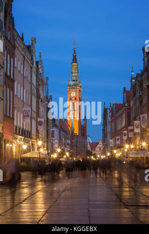 Blick auf das Rathaus und die Touristen und Einheimischen auf dem langen Weg an die Stadt (Altstadt) in Danzig, Polen, am Abend. Stockfoto