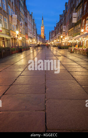 Anzeigen von Restaurants und dem Rathaus auf dem langen Weg an die Stadt (Altstadt) in Danzig, Polen beleuchtet, am Abend. Stockfoto