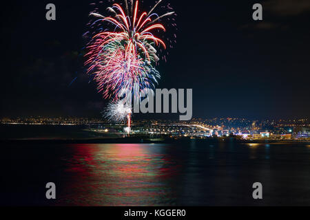 South Shields Feuerwerk 2017 in den Fluss Tyne von North Shields gesehen reflektiert, tynemouth Stockfoto