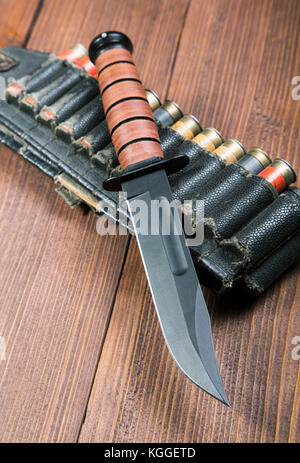 Noch immer leben mit einem Messer und bandolier auf einem Close-up table Stockfoto