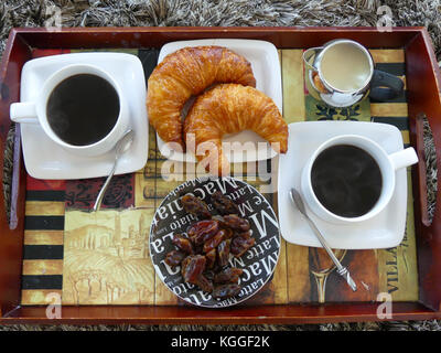 Zwei Tassen Kaffee, Croissants Termine Top View Stockfoto