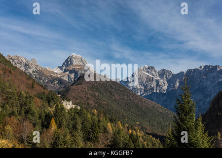 Blick von Predel/Predil Pass an der Grenze zwischen Italien und Slowenien Stockfoto