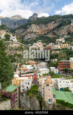 Bunte Häuser und Geschäfte klammern sich an den Klippen in Positano, Italien. Ein beliebtes Touristenziel, entlang der berühmten Amalfiküste Straße. Stockfoto