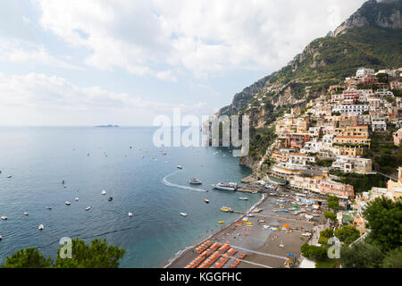 Blick von oben der beliebten Küstenstadt und Spiaggia Grande Beach, in Positano an der berühmten Amalfiküste. Stockfoto