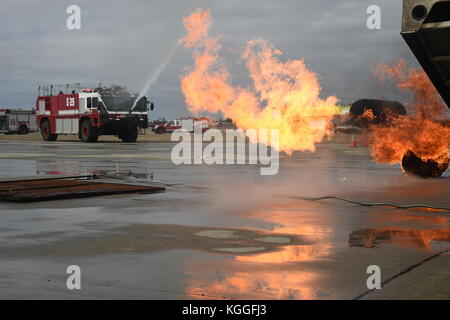 Die Feuerwehrleute aus Die 144 Civil Engineer Squadron Feuerwehr in Fresno, Kalifornien reagieren auf einen simulierten C-26 Feuer Nov. 5, 2017. Th Stockfoto