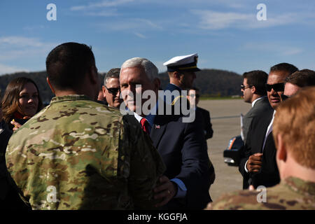 Vice President Mike Pence trifft mit 193 Special Operations Wing Piloten und ihre Familien Nov. 4, 2017, am 193. SOW, Middletown, Pennsylvania. Stockfoto