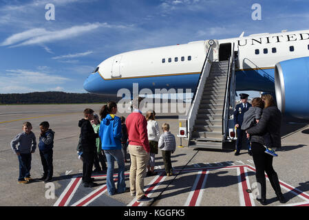 Freunde und Familie von 193 Special Operations Wing warten Luftwaffe zwei Nov. 4, 2017, am 193. SOW, Middletown, Pennsylvania auf Tour. 193. SOW Luft Stockfoto