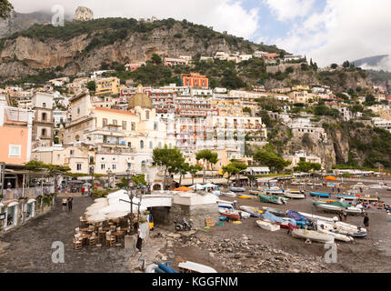 Blick auf Positano, Italien von der Marina entfernt. Beliebte touristische Stadt an der Amalfiküste. Stockfoto