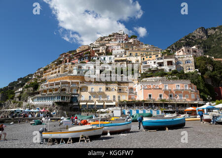 Blick vom Strand Spiaggia Grande von hillside mit bunten Restaurants, Geschäfte und Wohnungen abgedeckt Stockfoto