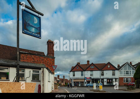 Moody Herbstnachmittag im balcombe Village, West Sussex, England. Stockfoto