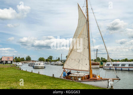 Traditionelles Segelboot aus Holz bei den Broads in Norfolk und Suffolk, England Stockfoto