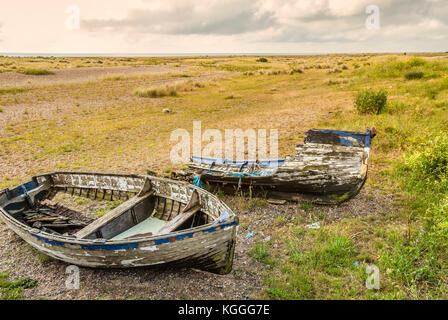 Alte Fischerboote in einer Küstenlandschaft in der Nähe des Dorfes Kessingland in East Anglia, England. Stockfoto