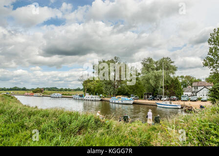 Boote in den Broads an der Ludham Bridge in Norfolk und Suffolk, England, Großbritannien Stockfoto