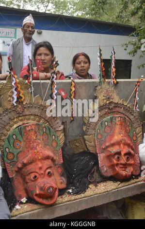 Hinduistische Götter tragen Masken während des Jatra-Festivals in Panauti, Nepal. Traditionelle Kleidung, Feier. Tieropfer. Stockfoto