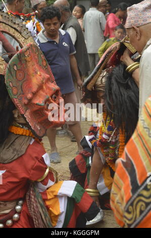 Hinduistische Götter tragen Masken während des Jatra-Festivals in Panauti, Nepal. Traditionelle Kleidung, Feier. Tieropfer. Stockfoto