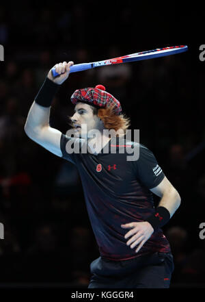 Andy Murray trägt einen Tam o' Shanter Tartan Hut, als er während des Andy Murray Live Events im SSE Hydro, Glasgow, gegen Roger Federer in einem Einzelspiel spielt. Stockfoto