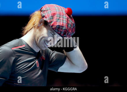 Andy Murray trägt einen Tam o' Shanter Tartan Hut, als er während des Andy Murray Live Events im SSE Hydro, Glasgow, gegen Roger Federer in einem Einzelspiel spielt. Stockfoto