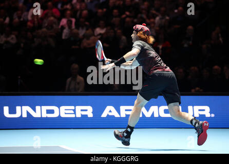 Andy Murray trägt einen Tam o' Shanter Tartan Hut, als er während des Andy Murray Live Events im SSE Hydro, Glasgow, gegen Roger Federer in einem Einzelspiel spielt. Stockfoto