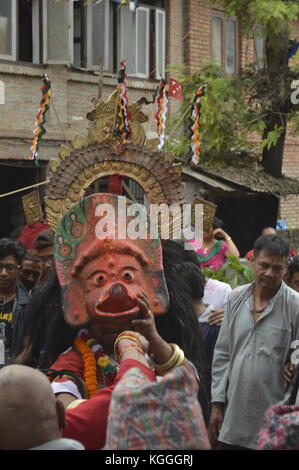 Hinduistische Götter tragen Masken während des Jatra-Festivals in Panauti, Nepal. Traditionelle Kleidung, Feier. Tieropfer. Stockfoto