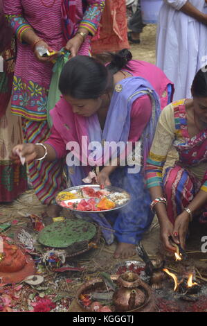 Nepalesische Frauen bieten den Göttern während des Jatre-Festivals in Panauti, Nepal, Anreize und Nahrung an. Stockfoto