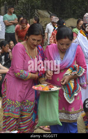 Nepalesische Frauen bieten den Göttern während des Jatre-Festivals in Panauti, Nepal, Anreize und Nahrung an. Stockfoto