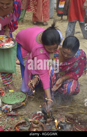 Nepalesische Frauen bieten den Göttern während des Jatre-Festivals in Panauti, Nepal, Anreize und Nahrung an. Stockfoto