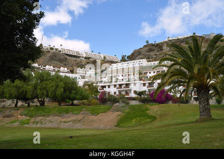 Apartments und Hotels schmücken einen Hügel in einem Park in Puerto Rico Gran Canaria, Kanarische Inseln Spanien. Stockfoto