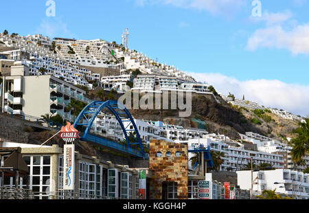 Apartments und Hotels schmücken einen Hügel in Puerto Rico, Gran Canaria, Kanarische Inseln, Spanien. Stockfoto