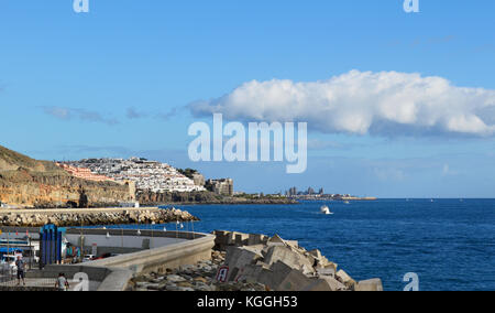 Blick von der Promenade vor den Toren von Puerto Rico auf Gran Canaria, Kanarische Inseln Spanien. Stockfoto