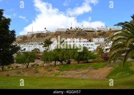 Apartments und Hotels schmücken einen Hügel in einem Park in Puerto Rico Gran Canaria, Kanarische Inseln Spanien. Stockfoto