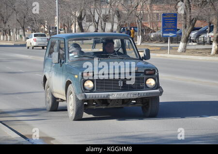 Russischer Ex-sowjet-Wagen lada niva, unzerbrechlich. Einfach zu reparieren. Bild aufgenommen in Kasachstan. Kasachisch. Fahren Sie ein paar Mal. Stockfoto