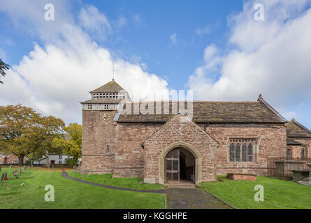 Die Kirche der hl. Birgitta oder St Braut im Dorf Skenfrith, Monmouthshire, Wales, Großbritannien Stockfoto