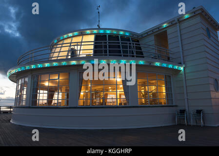 Der Art-Deco-Südpavillon am Worthing Pier an einem Novemberabend kurz nach Sonnenuntergang Stockfoto