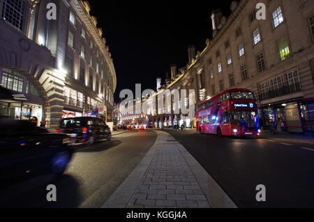 London, Großbritannien - ca. Okt 2017 - Touristen und die typischen roten Bus auf der Regent Street, in der Nähe von Piccadilly Circus entfernt. Stockfoto