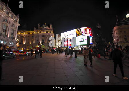 London, Großbritannien - ca. Okt 2017 - Touristen, Expats und londoneers in Piccadilly Circus am Freitag Nacht treffen Stockfoto