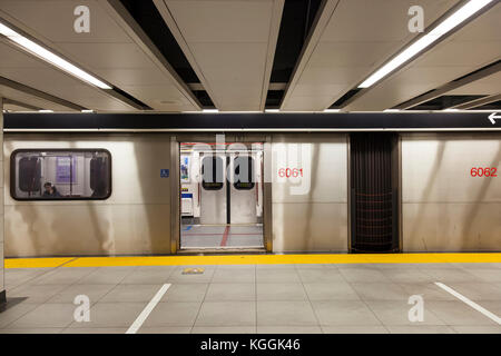 Toronto, Kanada - 11.Oktober 2017: Zug in einer U-Bahn-Station in der Innenstadt von Toronto, Kanada Stockfoto