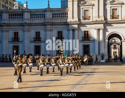 Die Wachablösung im La Moneda Palace, Plaza de la Constitucion, Santiago, Chile Stockfoto