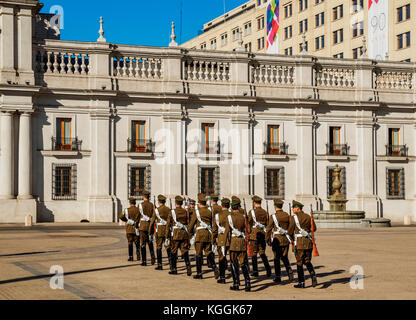 Die Wachablösung im La Moneda Palace, Plaza de la Constitucion, Santiago, Chile Stockfoto