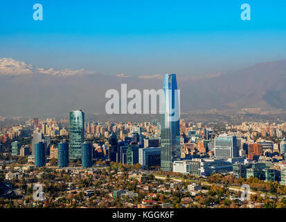 Mit Gran Torre Providencia Santiago von der Metropolitan Park, Santiago, Chile gesehen Stockfoto