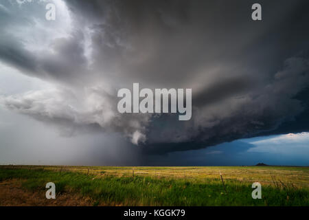 Supercell-Gewitter mit dramatischen, dunklen Wolken Stockfoto