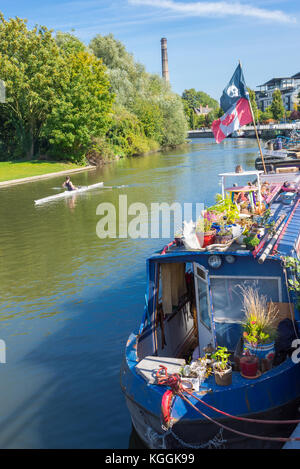 Hausbootschiff und Student rudern auf einem einzigen Schädel auf dem Fluss Cam in Cambridge England, Großbritannien Stockfoto