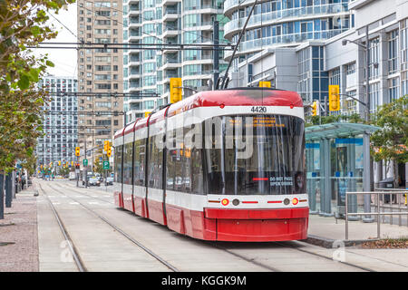 Toronto, Kanada - 11. Oktober 2017: Moderne Straßenbahn am Hafen in Toronto. Provinz Ontario, Kanada Stockfoto