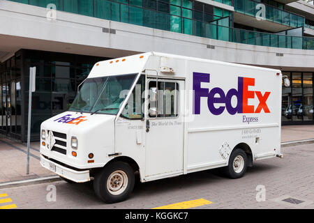 Toronto, Kanada - 11. Oktober 2017: FedEx Lieferwagen in Toronto. Provinz Ontario, Kanada Stockfoto